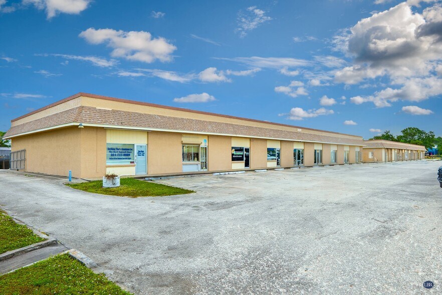 2860-2870 NE Kirby Cir, Palm Bay, FL à louer - Photo du bâtiment - Image 1 de 8