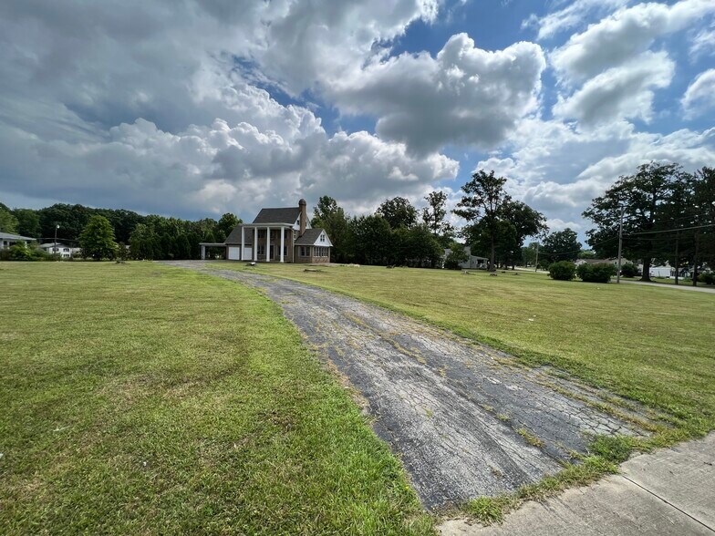 171 N Canfield Niles Rd, Austintown, OH à vendre - Photo du bâtiment - Image 2 de 13