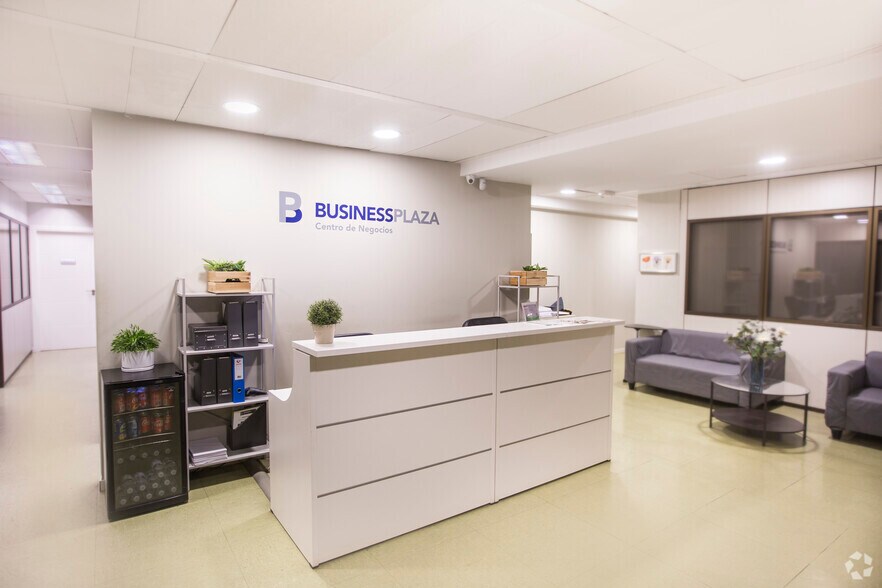 Plaza Emilio Jiménez Millas, 2, Madrid, Madrid for lease - Interior Photo - Image 1 of 1