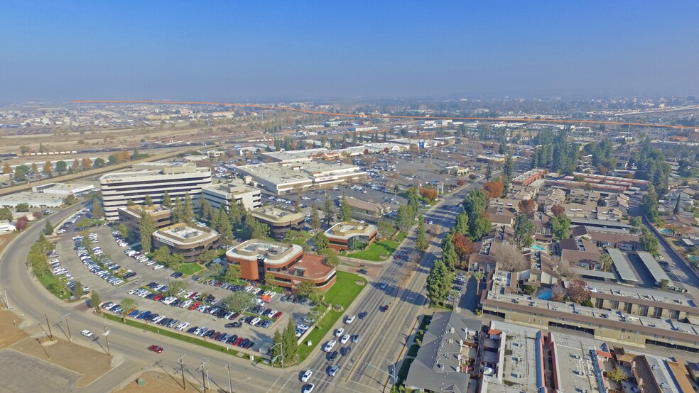 4550 California Ave, Bakersfield, CA à louer - Photo du bâtiment - Image 3 de 7