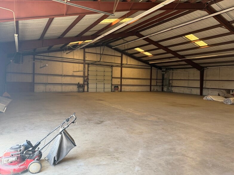161 County Road 777, Devine, TX à vendre - Photo du bâtiment - Image 3 de 18