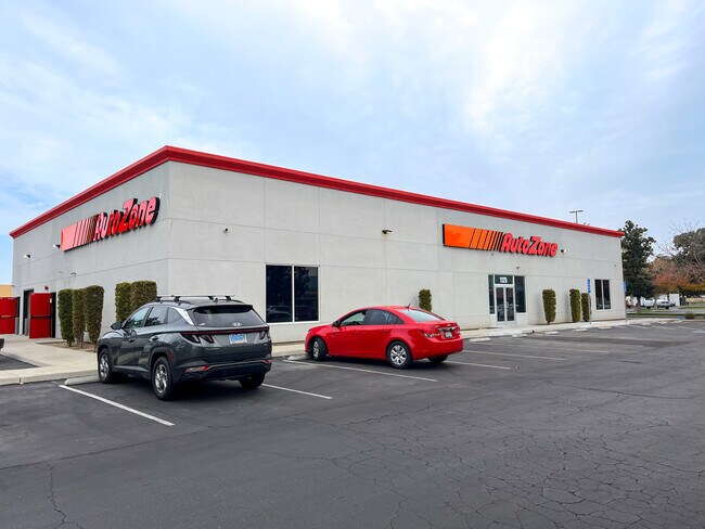 More details for 1125 Olive Dr, Bakersfield, CA - Retail for Sale