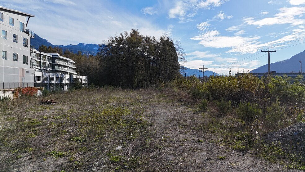 39660 Government Rd, Squamish, BC à vendre - Photo du bâtiment - Image 1 de 8