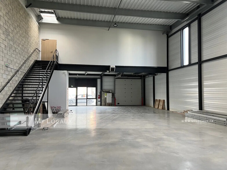 Flex in Éragny for lease - Interior Photo - Image 3 of 7