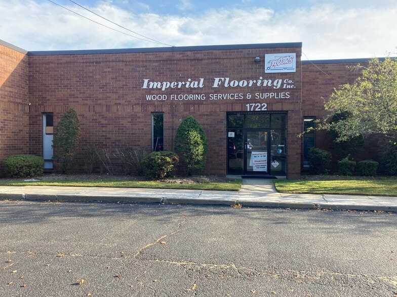 1722 Church St, Holbrook, NY à vendre - Photo du bâtiment - Image 1 de 8