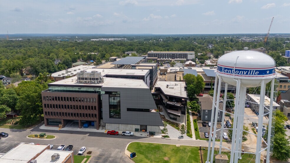 215 NW A St, Bentonville, AR à louer - Photo du bâtiment - Image 3 de 5