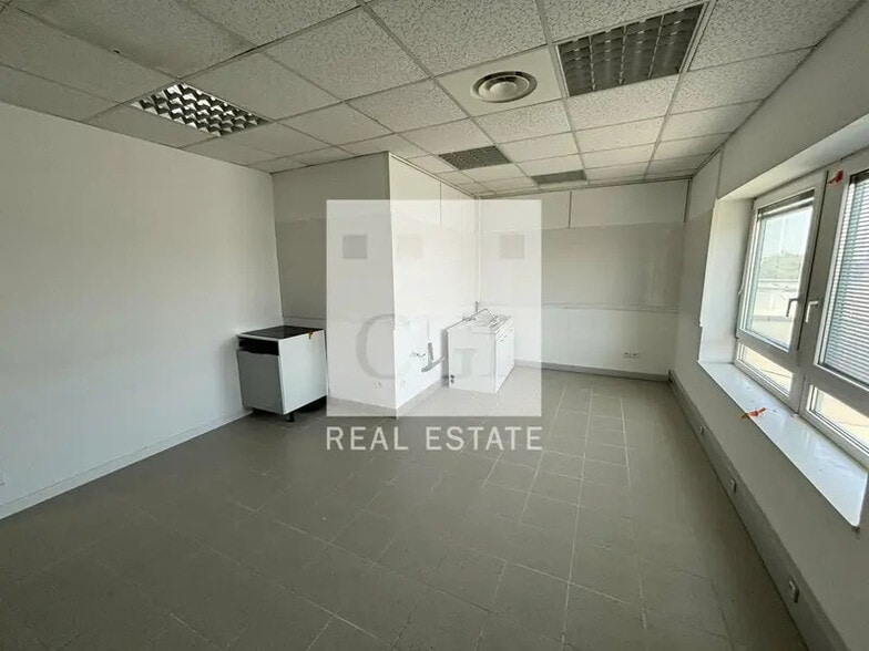 25 Rue Du 35eme Regiment D'Aviation, Bron for lease - Interior Photo - Image 2 of 6