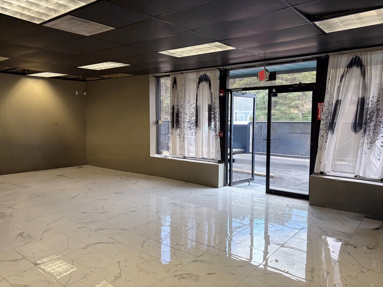 2476 Lawrence Ave, Atlanta, GA for sale - Interior Photo - Image 3 of 4