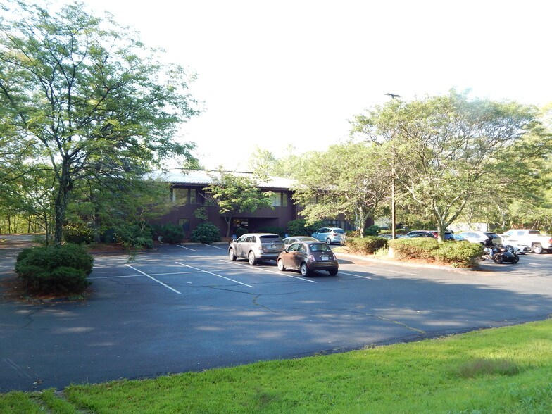 409 Fortune Blvd, Milford, MA à louer - Photo du bâtiment - Image 3 de 11