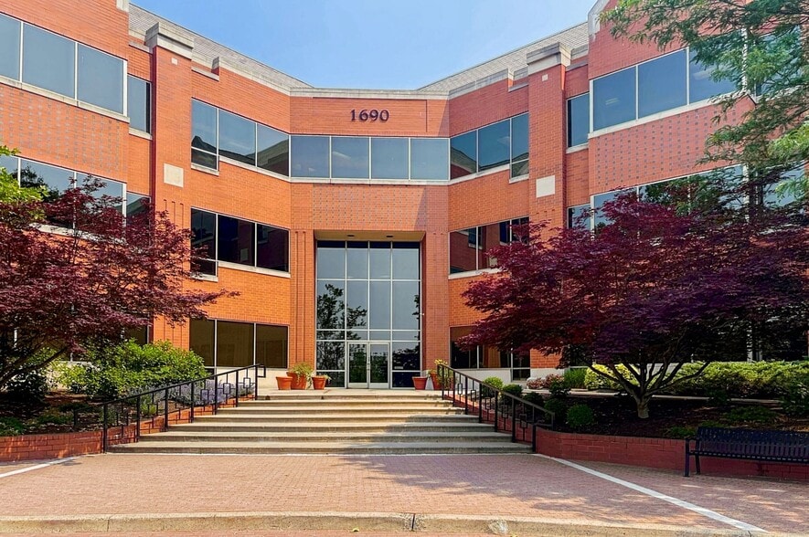 1690 Sumneytown Pike, Lansdale, PA à louer - Photo du bâtiment - Image 2 de 18