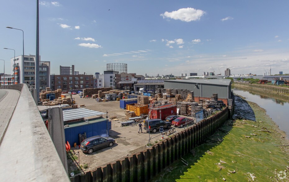 Lanrick Rd, Londres à louer - Photo du bâtiment - Image 2 de 2