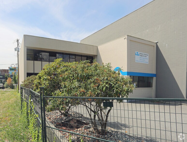 843 15th St, North Vancouver, BC for lease - Building Photo - Image 2 of 4