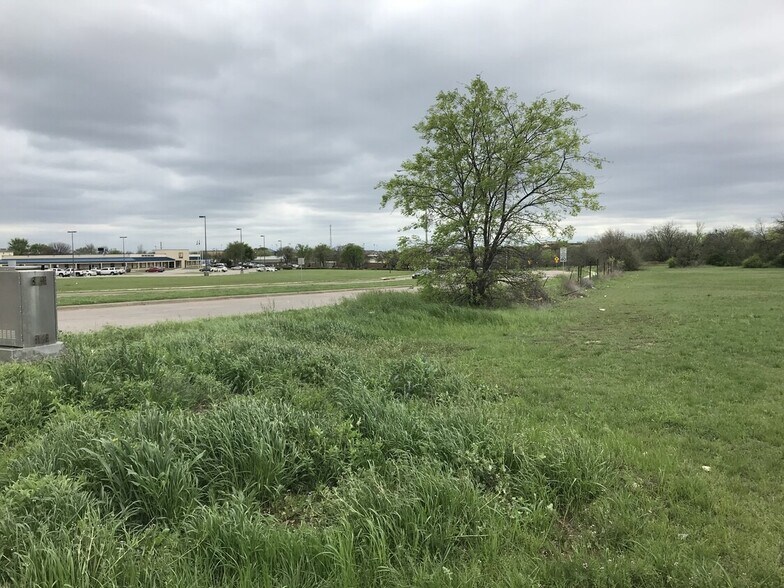 4000 Campus Dr, Fort Worth, TX à vendre - Photo du bâtiment - Image 3 de 7