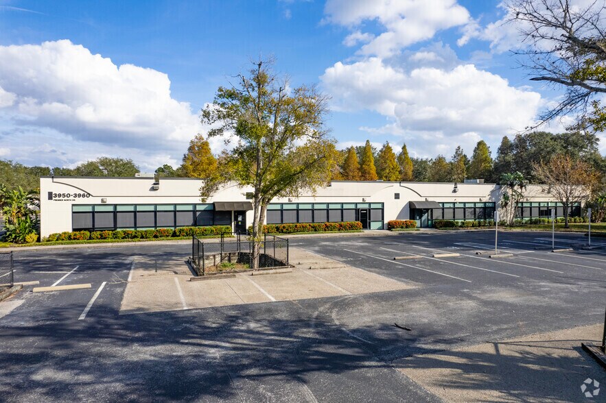 3950-3960 Premier North Dr, Tampa, FL à louer - Photo du bâtiment - Image 2 de 7