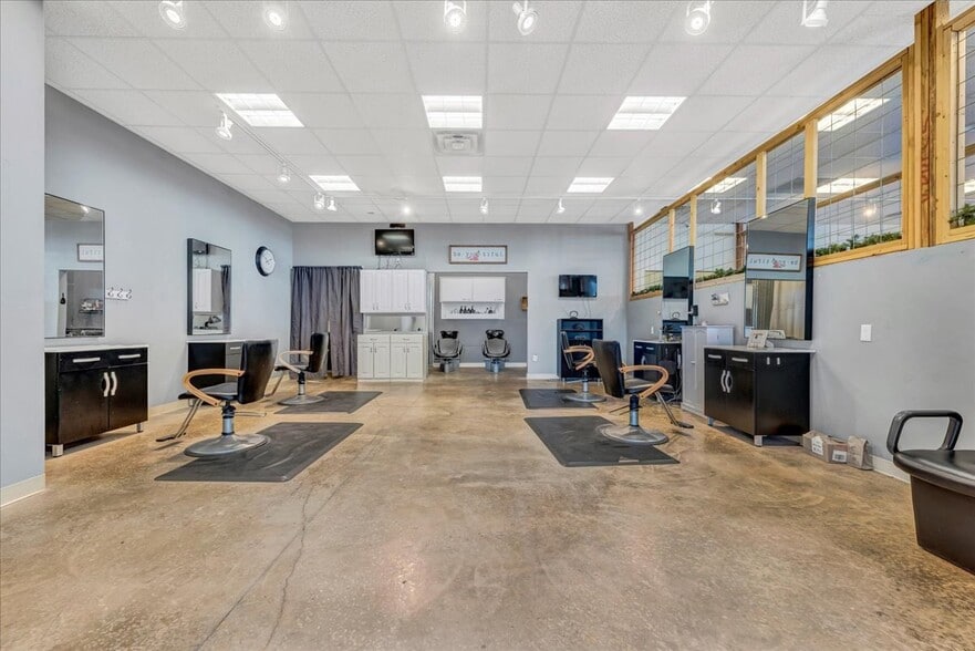 2230 S Division St, Guthrie, OK for lease - Interior Photo - Image 3 of 27