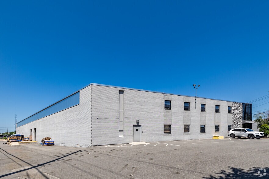 62-90 Alpha Plz, Hicksville, NY à louer - Photo du bâtiment - Image 3 de 3