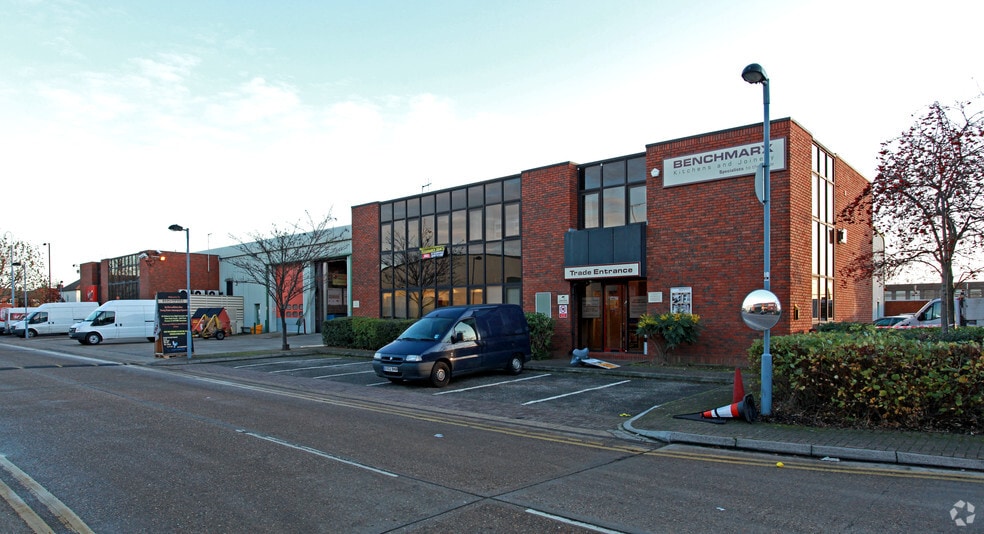 Lincoln Rd, Enfield for lease - Primary Photo - Image 1 of 3