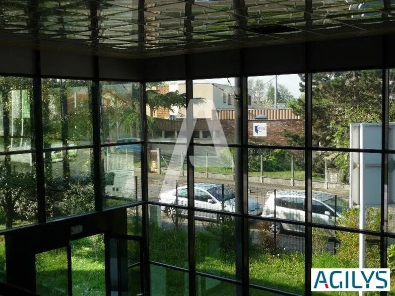 Flex in Palaiseau for lease - Interior Photo - Image 2 of 12