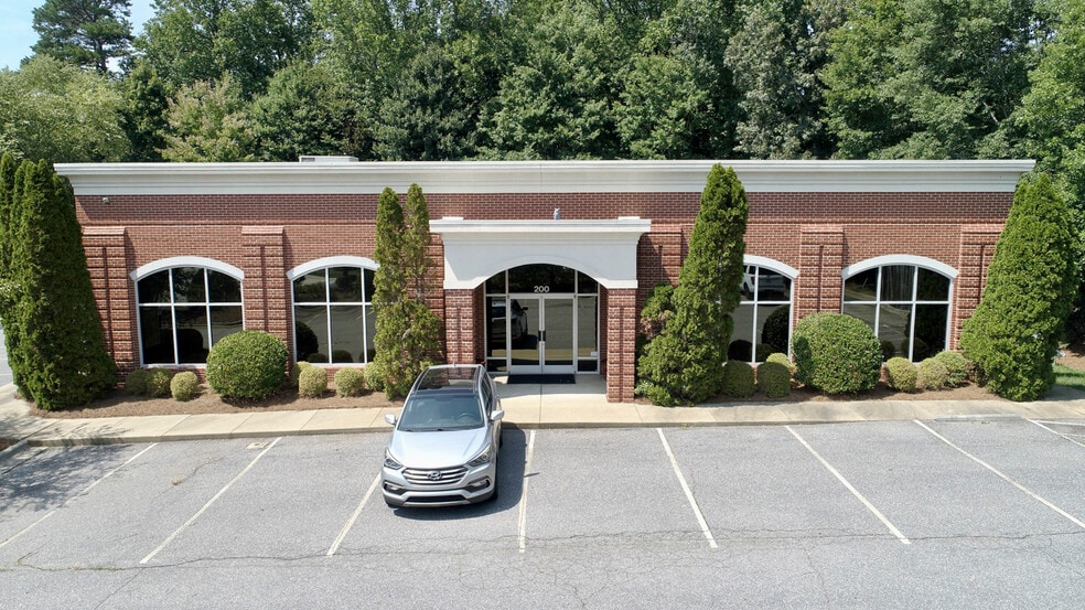 5 Corporate Center Ct, Greensboro, NC for lease - Building Photo - Image 1 of 12