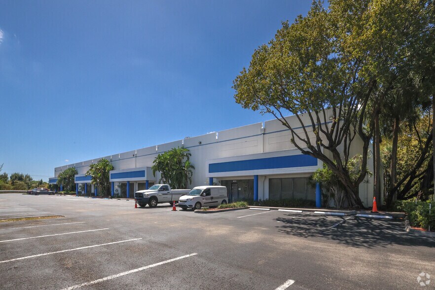 8810-8840 NW 18th Ter, Miami, FL à louer - Photo du bâtiment - Image 2 de 3