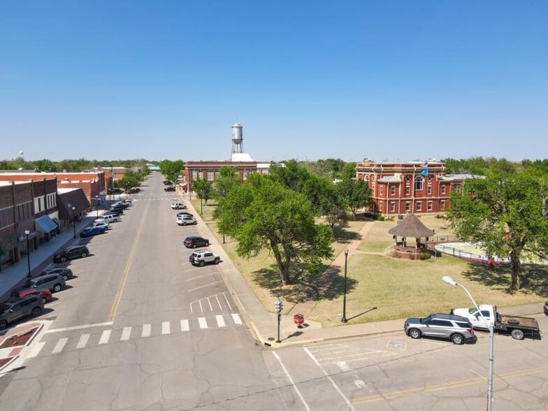 100 W 4th St, Hobart, OK à vendre - Photo du bâtiment - Image 3 de 72