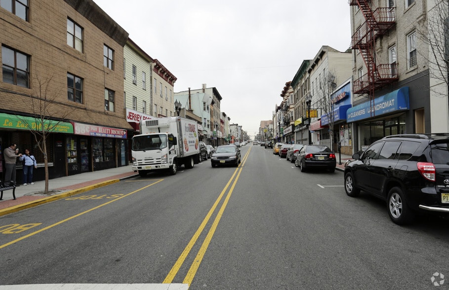 821 Summit Ave, Union City, NJ for lease - Building Photo - Image 2 of 4