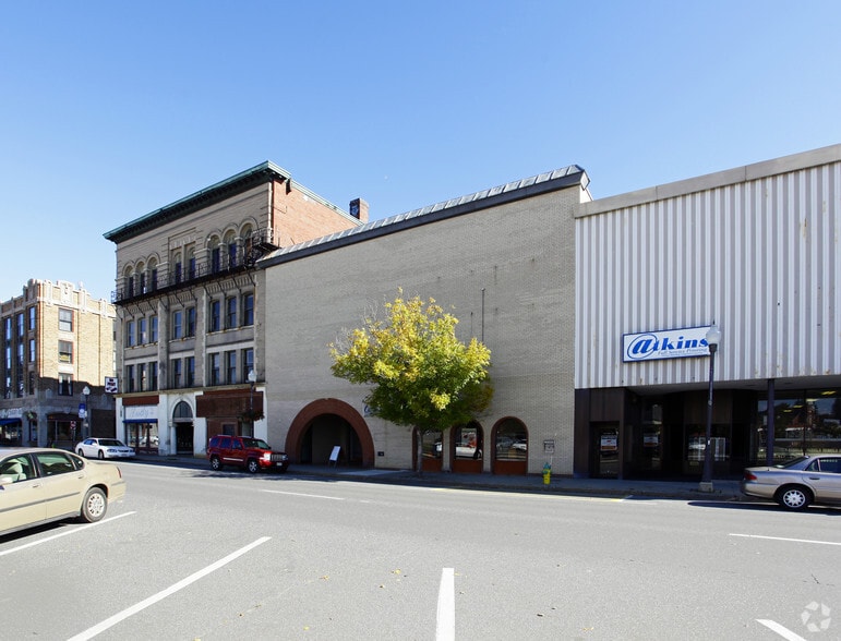 155-165 Main Street, Waterville portefeuille de 2 propriétés à vendre sur LoopNet.ca - Photo principale - Image 2 de 9