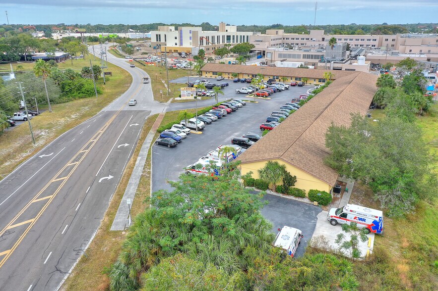 13910 Fivay Rd, Hudson, FL à louer - Photo du bâtiment - Image 3 de 7