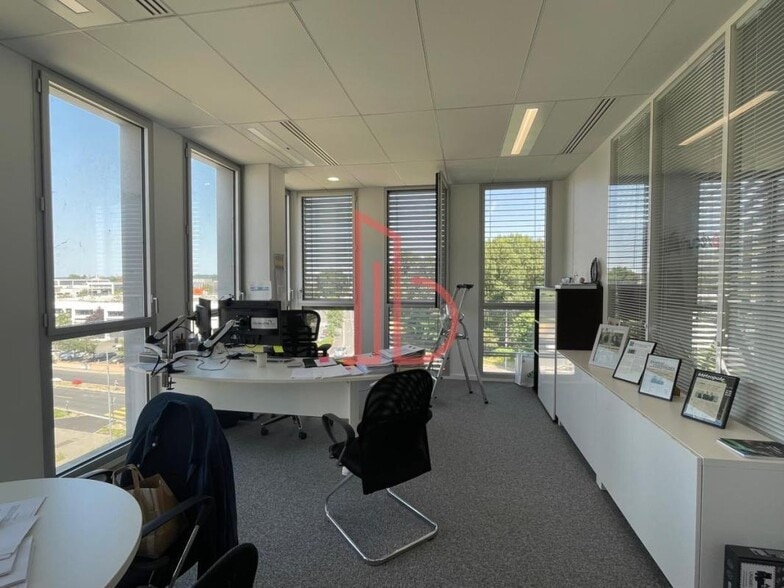 Office in Bordeaux for lease - Interior Photo - Image 3 of 8