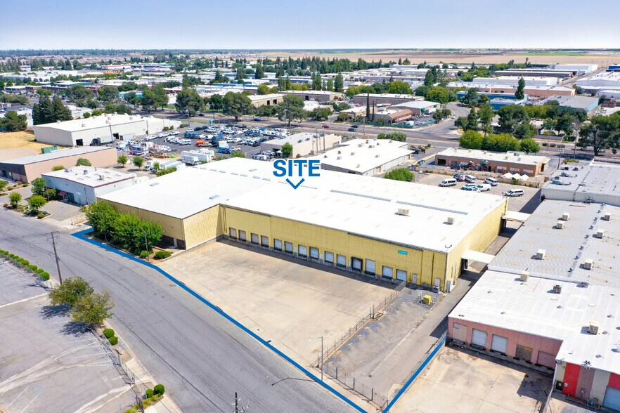 5688 E Fountain Way, Fresno, CA à louer - Photo du bâtiment - Image 2 de 6