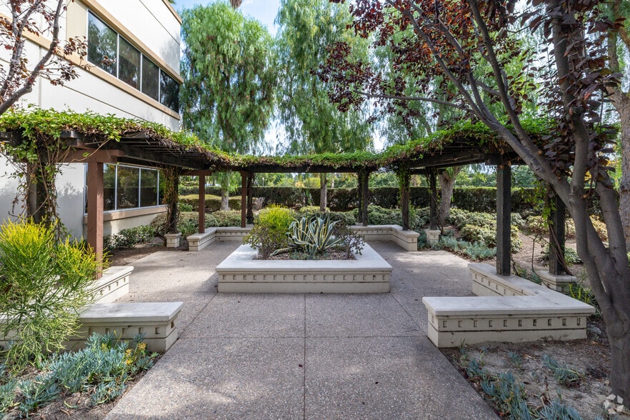 716 Corporate Center Dr, Pomona, CA for lease - Building Photo - Image 3 of 24