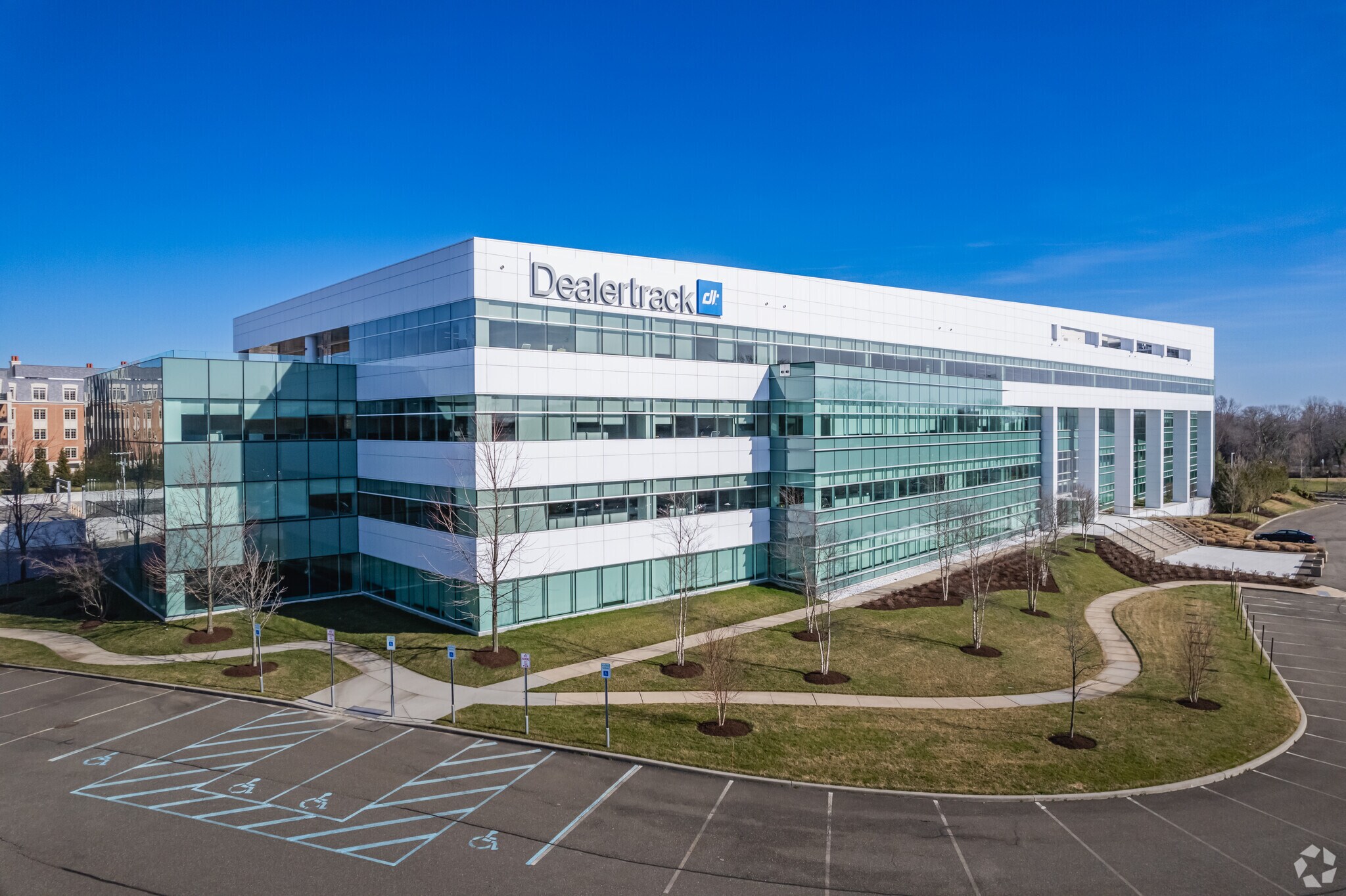 3400 New Hyde Park Rd, New Hyde Park, NY à louer Photo du bâtiment- Image 1 de 9