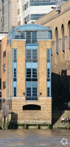 22 Cousin Ln, Londres à vendre - Photo du bâtiment - Image 2 de 21