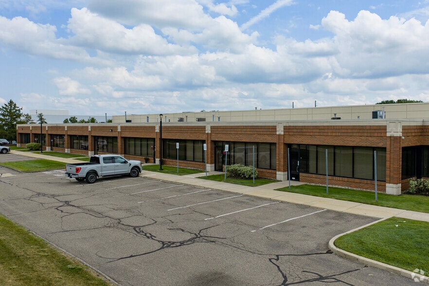 39205 Country Club Dr, Farmington Hills, MI for lease - Primary Photo - Image 1 of 6