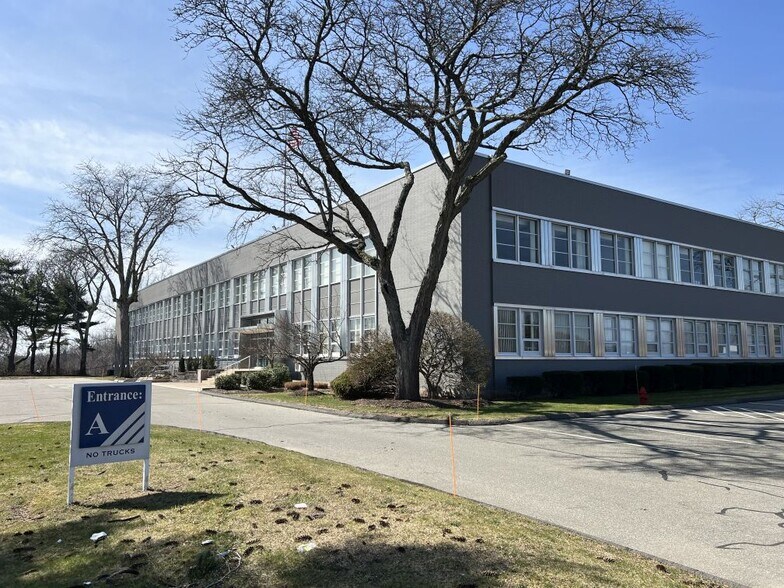 500 S Broad St, Meriden, CT à louer - Photo du bâtiment - Image 2 de 21