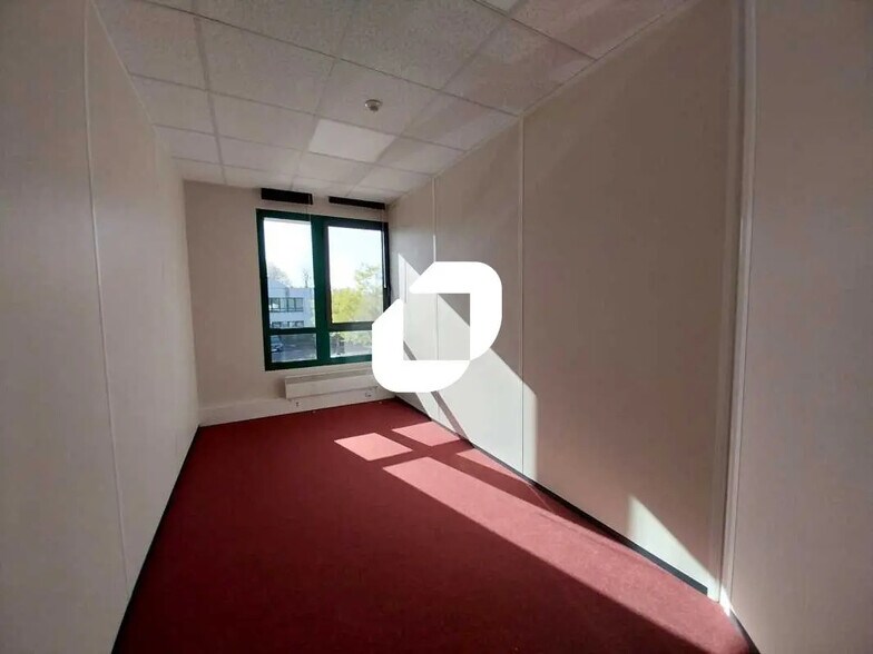 Office in Trappes for lease - Building Photo - Image 2 of 12