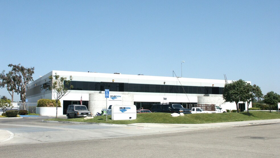 741 Arcturus Ave, Oxnard, CA à louer - Photo du bâtiment - Image 2 de 6