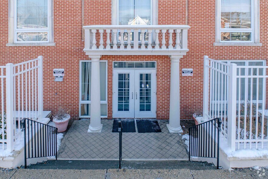 2464 Massachusetts Ave, Cambridge, MA à louer - Photo du bâtiment - Image 3 de 5