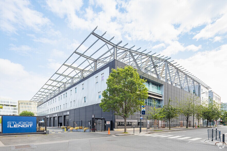 Bureau dans Saint-Denis à louer - Photo du bâtiment - Image 2 de 4