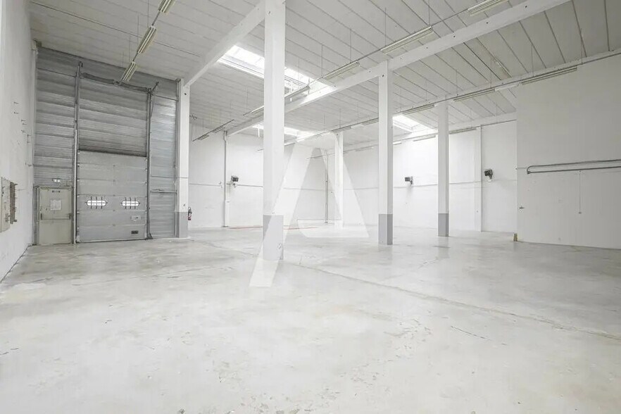 Flex in Émerainville for lease - Interior Photo - Image 3 of 5