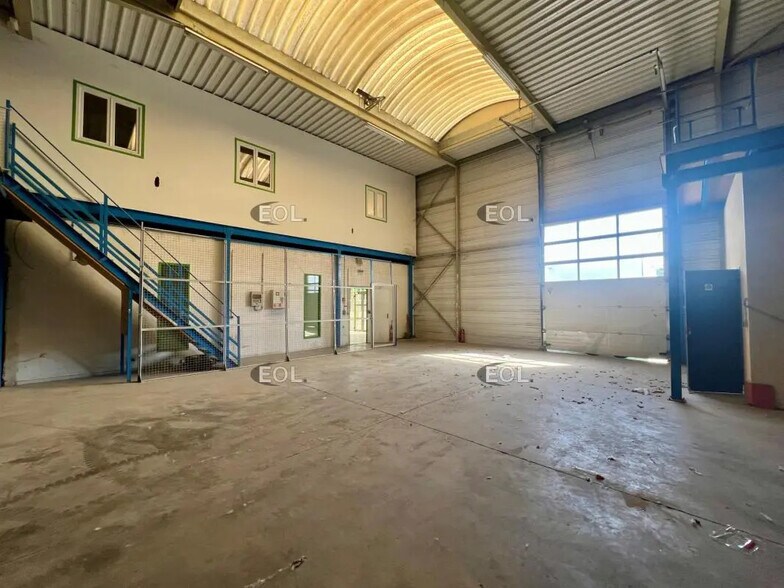 Flex in Claye-Souilly for lease - Interior Photo - Image 3 of 7