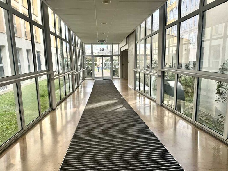 Office in Villeurbanne for lease - Building Photo - Image 1 of 9