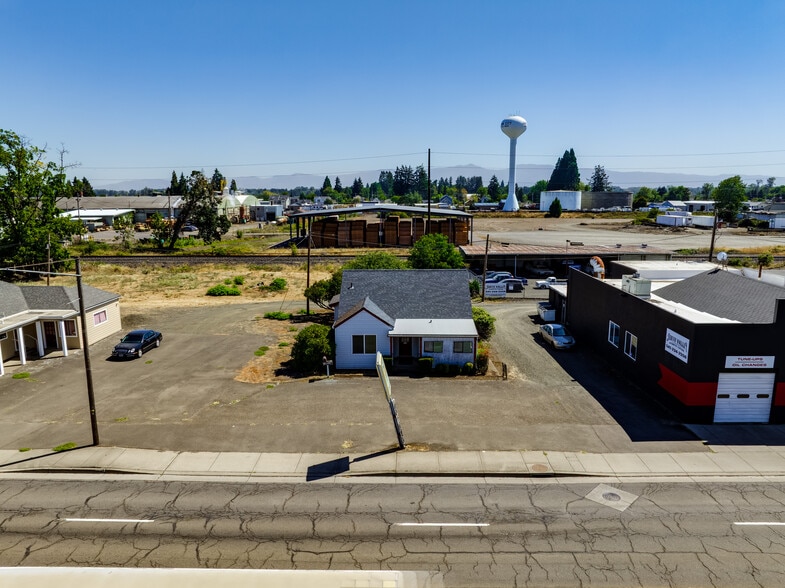 1350 Ivy St, Junction City, OR à vendre - Photo du bâtiment - Image 2 de 11