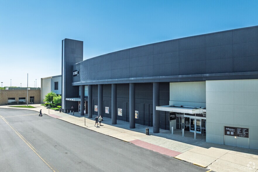2 Woodfield Mall, Schaumburg, IL à vendre - Photo du bâtiment - Image 3 de 7