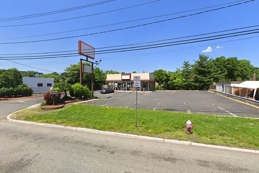 343 State Route 17, Hasbrouck Heights, NJ à vendre - Photo du bâtiment - Image 2 de 31
