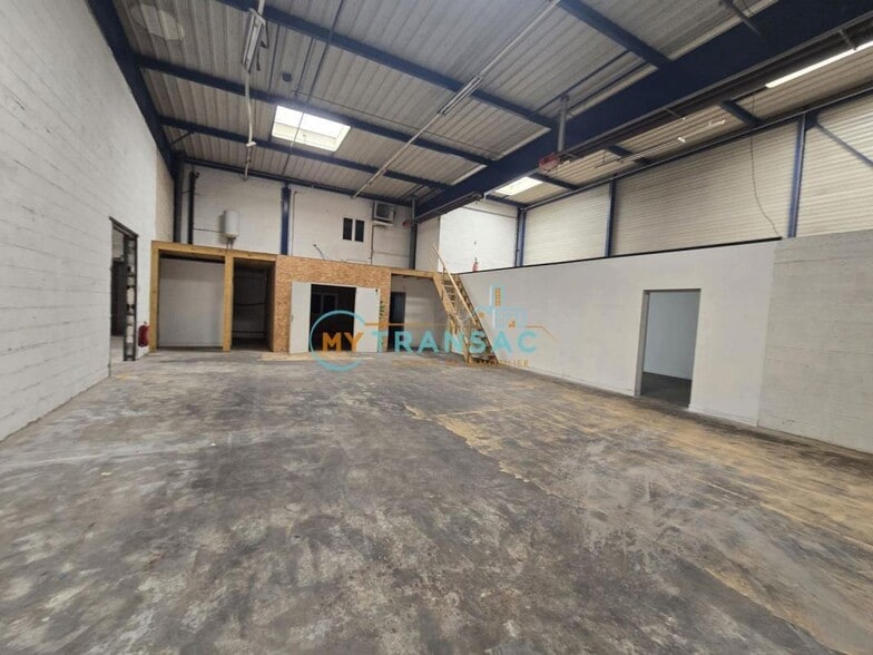 Flex in Chelles for lease - Interior Photo - Image 3 of 16