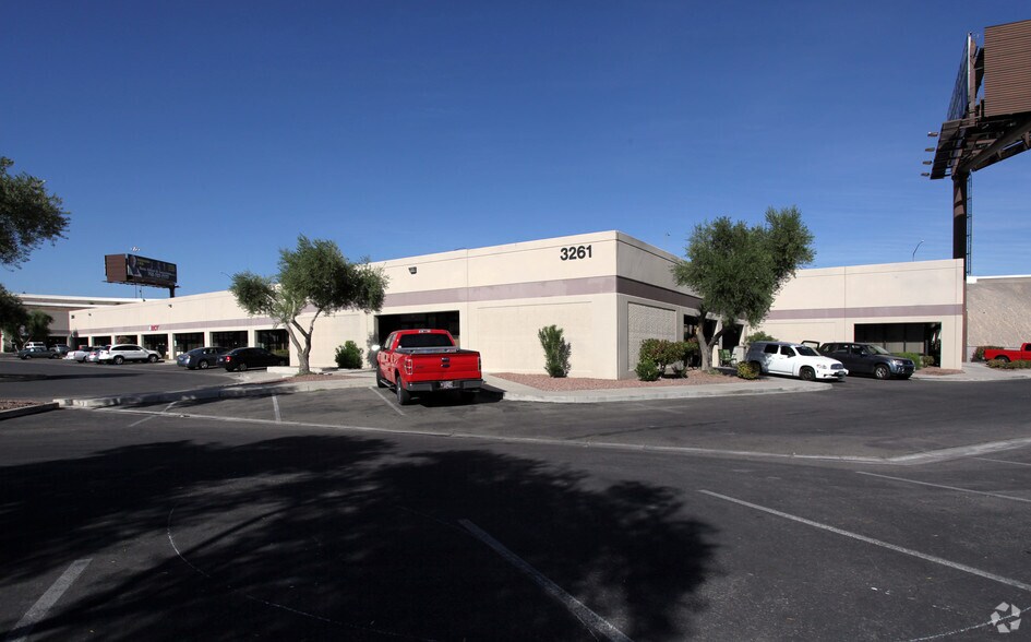 3281 Highland Dr, Las Vegas, NV à louer - Photo du bâtiment - Image 3 de 6