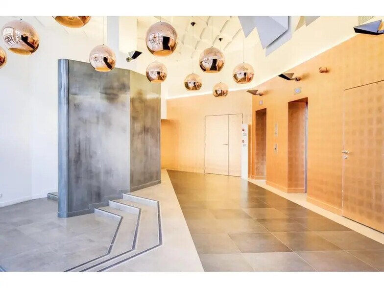 Office in Montigny-le-Bretonneux for lease - Lobby - Image 2 of 11