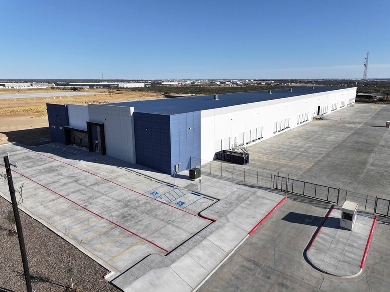 1513 Vidal Cantu rd, Laredo, TX for lease - Building Photo - Image 1 of 6
