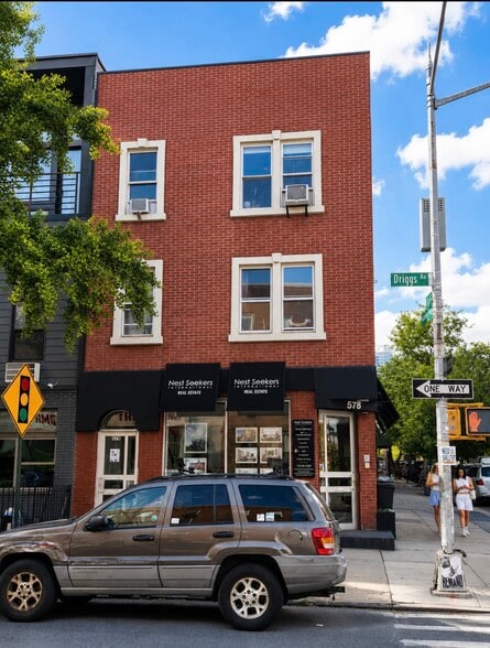 578 Driggs Ave, Brooklyn, NY for lease - Building Photo - Image 2 of 3